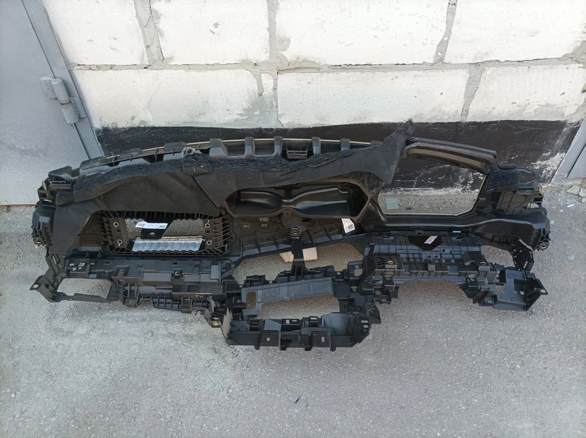 Панель приборов с воздуховодом (торпедо) с повреждением Audi E-tron 4KL857001D