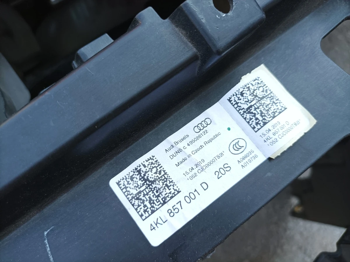 Панель приборов с воздуховодом (торпедо) с повреждением Audi E-tron 4KL857001D