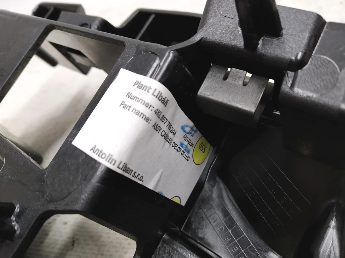 Крепление передней панели (торпедо) Audi E-tron 4KL857735