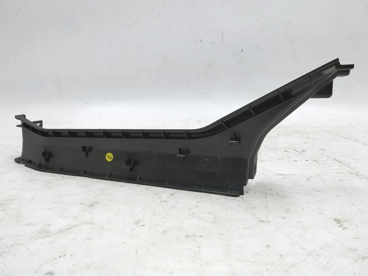 Облицовка внутренняя ниши центральной консоли слева Audi E-tron 4KL863045