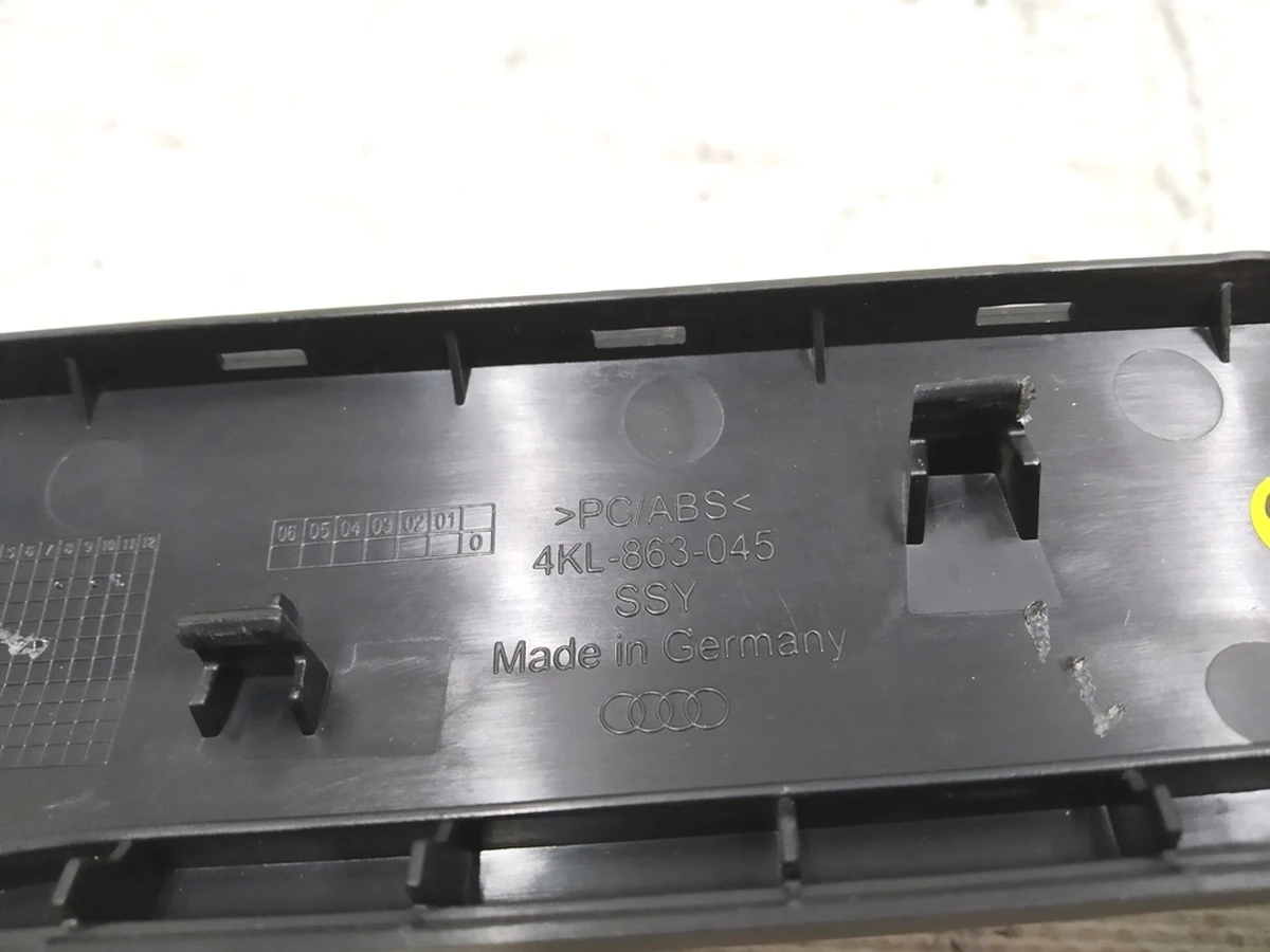 Облицовка внутренняя ниши центральной консоли слева Audi E-tron 4KL863045