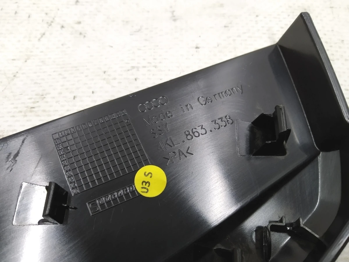 Накладка панели управления и индикации центральной консоли справа Audi E-tron 4KL863338