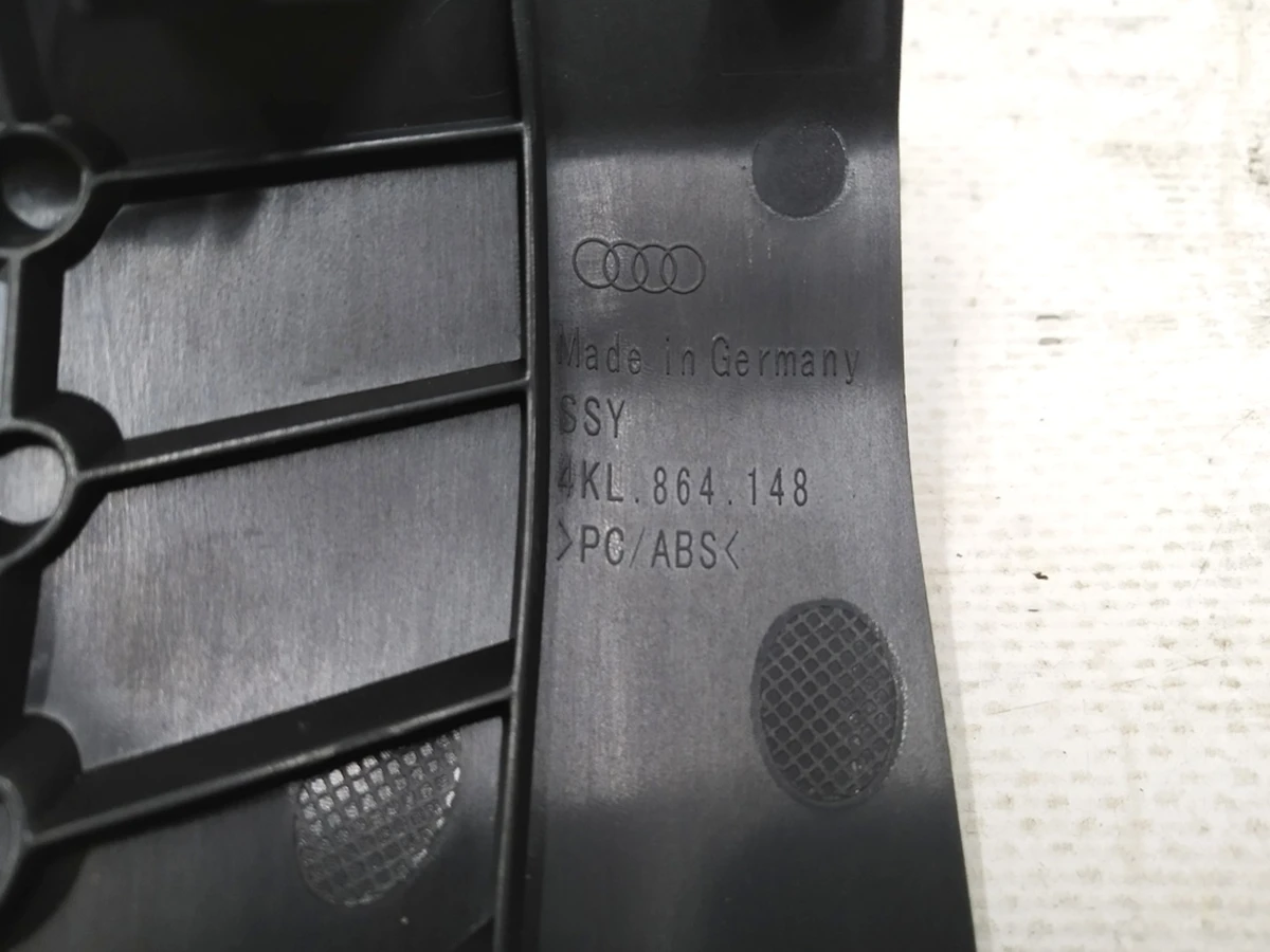 Facing the inner niche of the center console, front Audi E-tron 4KL864148