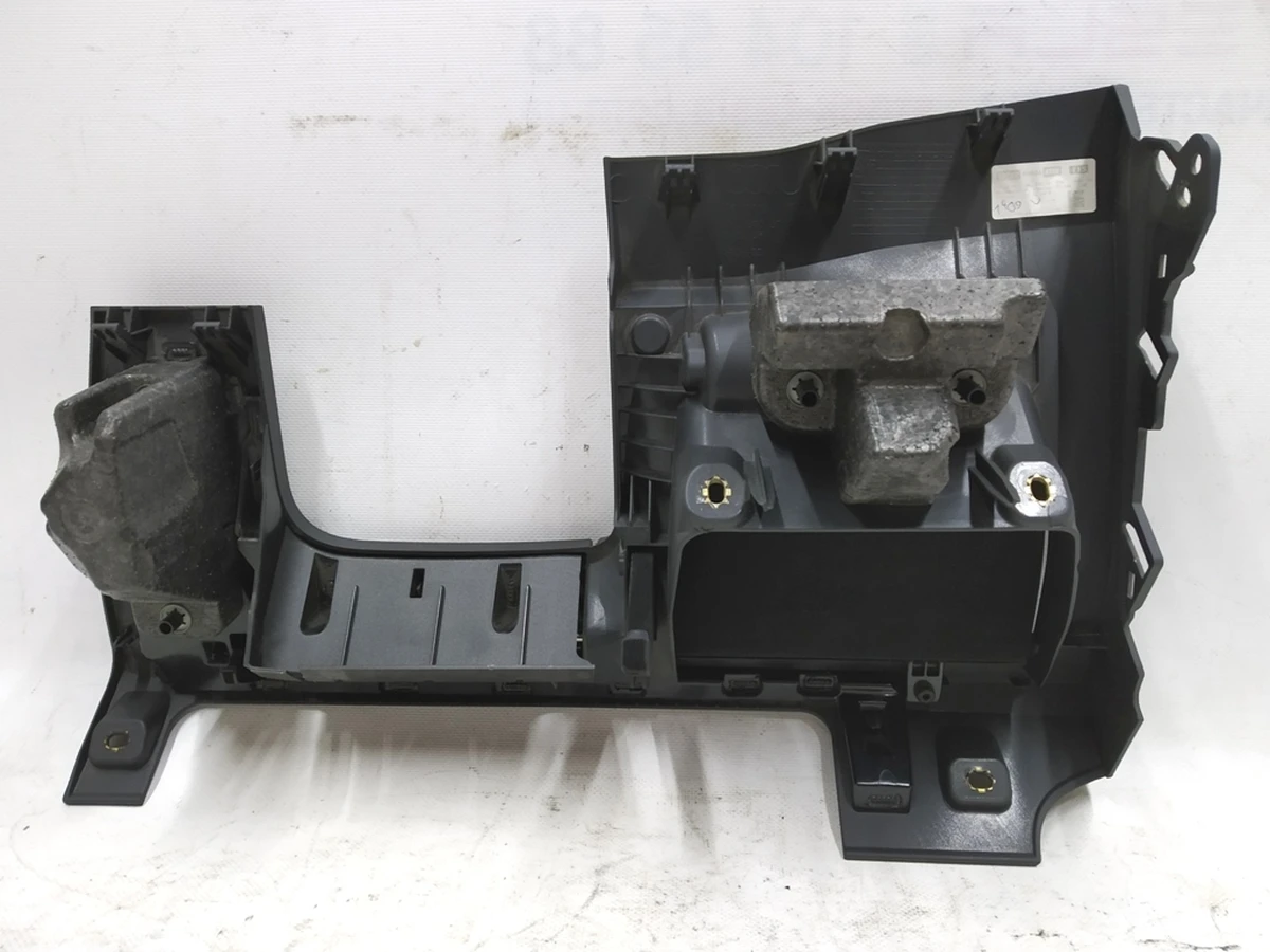 Облицювання передньої панелі речове відділення Audi E-tron 4KL880301