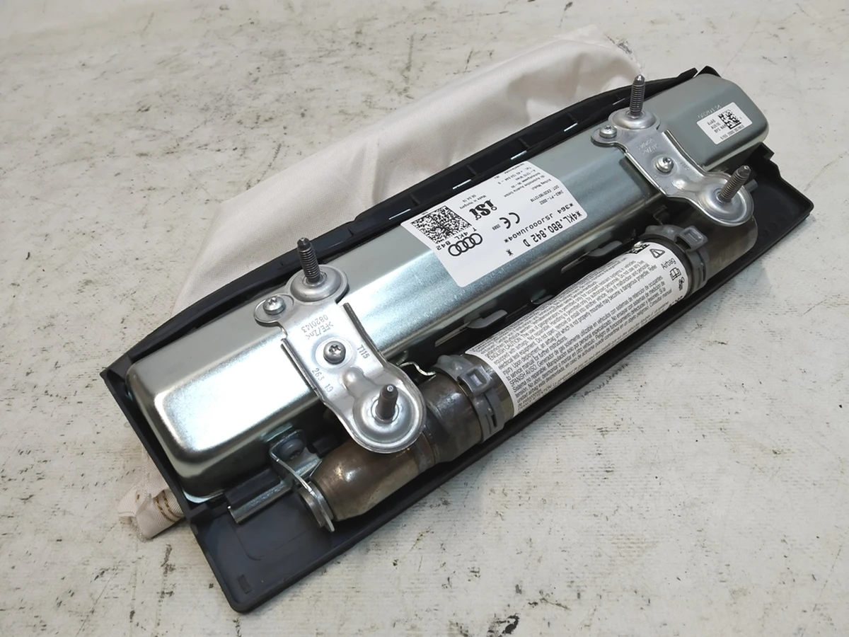 Подушка безпеки колінна з пошкодженням Audi E-tron 4KL880842D