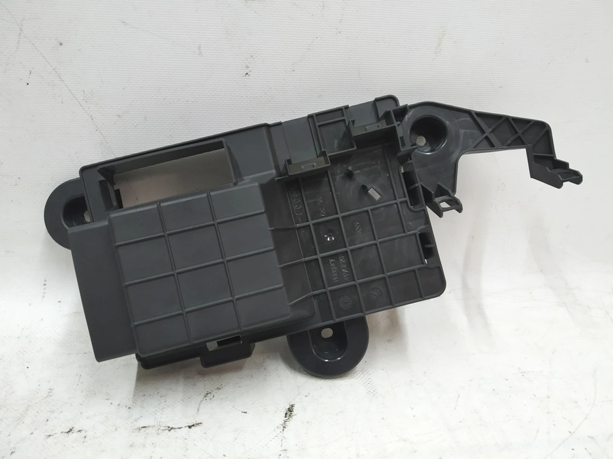 Кронштейн блока управления бортовой сети Audi E-tron 4KL907333