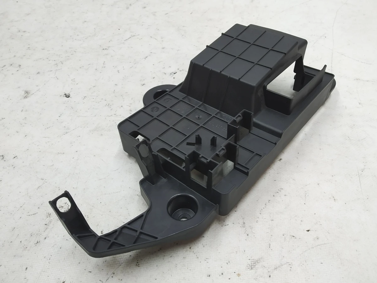 Кронштейн блока управления бортовой сети Audi E-tron 4KL907333