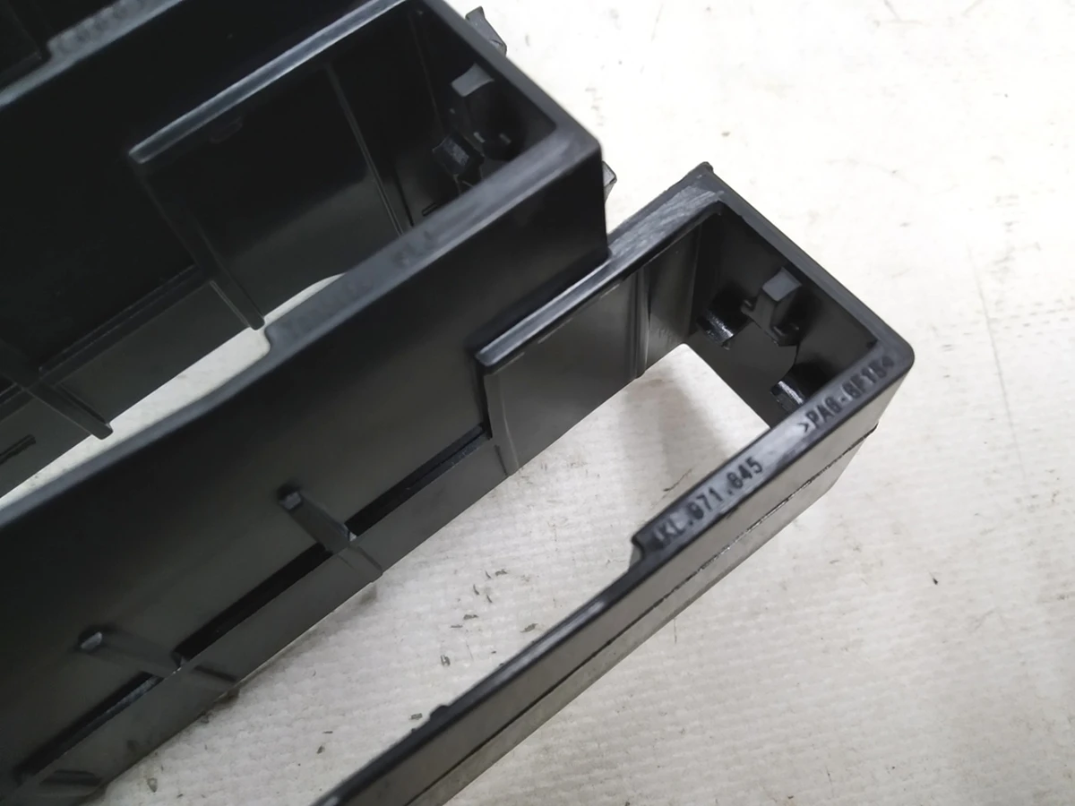 Утримувач блоку запобіжників Audi E-tron 4KL971845