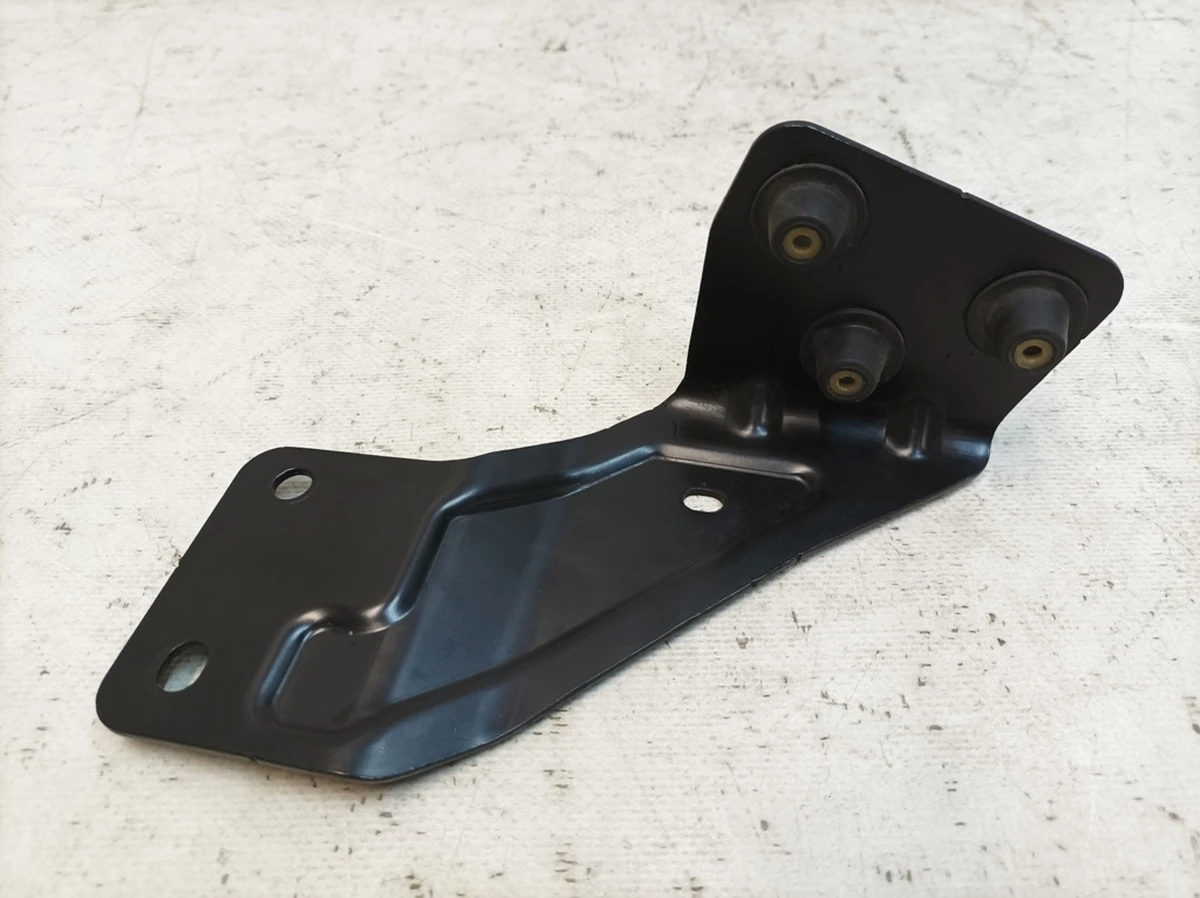 Кронштейн насоса системи охолодження з гумовими опорами в зборі Audi Q7 4M0121233DA