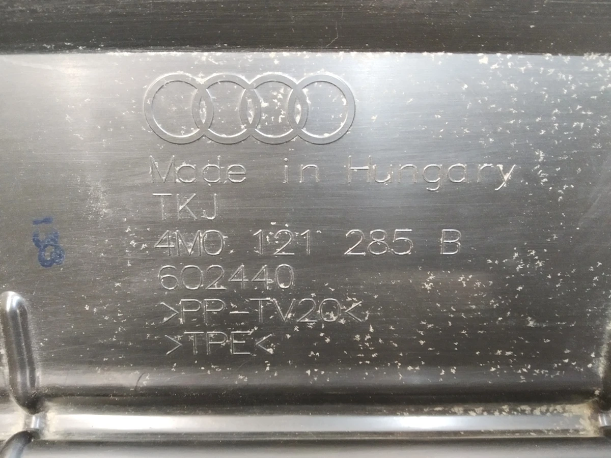 Корпус повітроводу радіатора передній верхній Audi Q7 4M0121285B