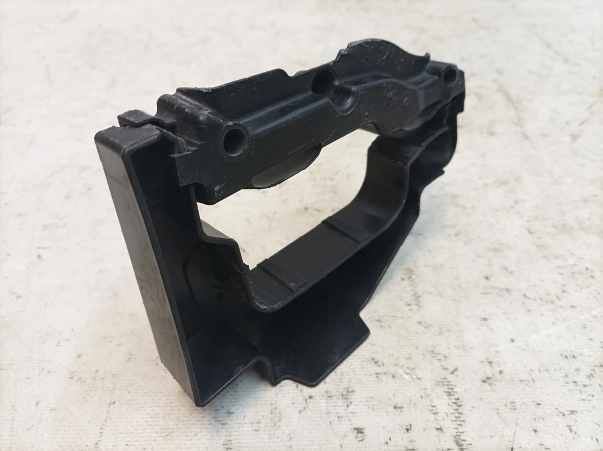 Front lower air duct bracket damaged Audi Q7 4M0121287B