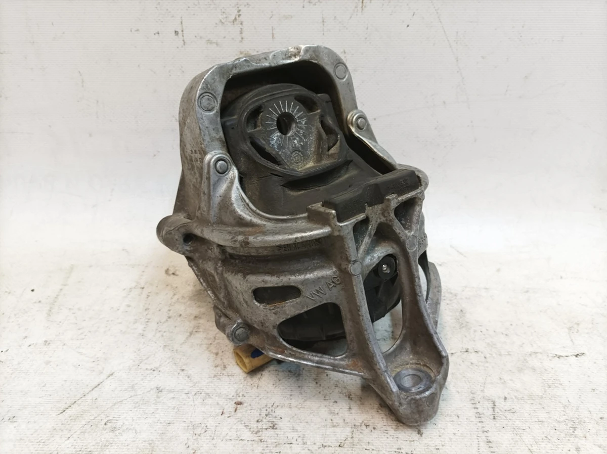 Опора двигуна електрична права із зношеною подушкою Audi Q7 4M0199372ET