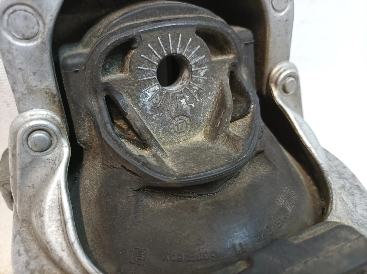 Опора двигуна електрична права із зношеною подушкою Audi Q7 4M0199372ET