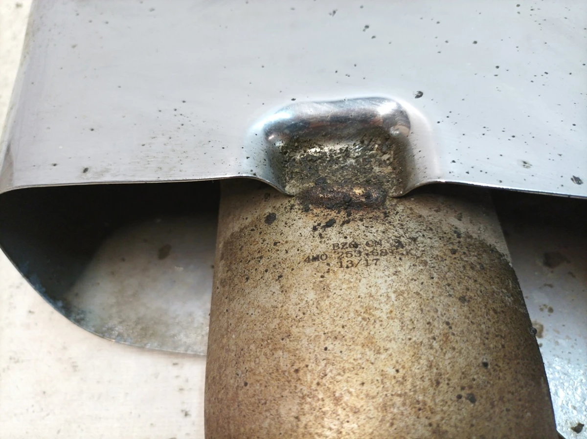 Накладка наконечник труби глушника лівий з пошкодженням Audi Q7 4M0253681K