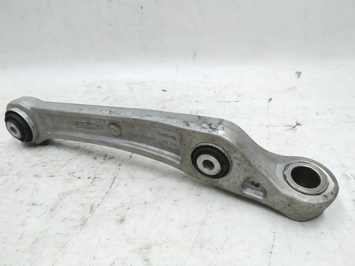 Важіль несучий лівий Audi E-tron 4M0407151H