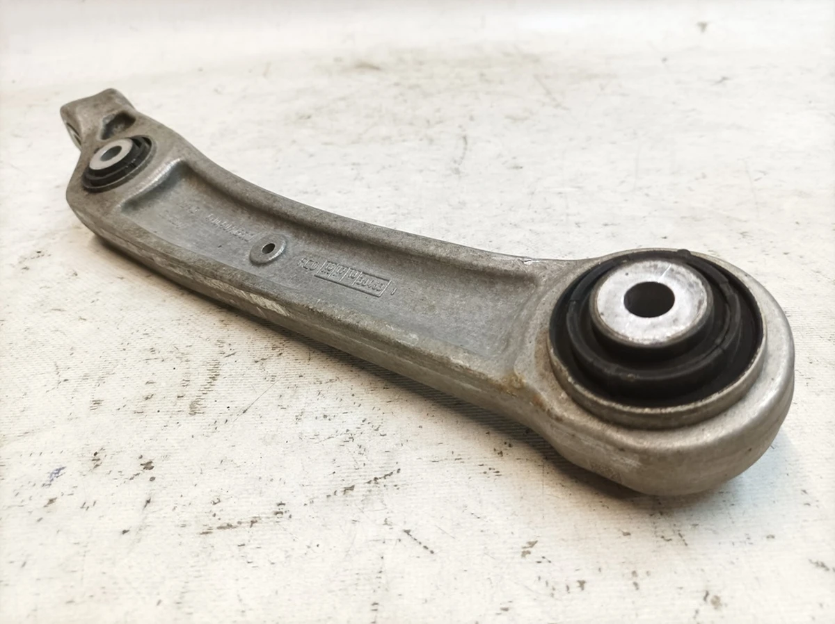 Рычаг несущий левый с поврежденными сайлентблоками Audi Q7 4M0407151H