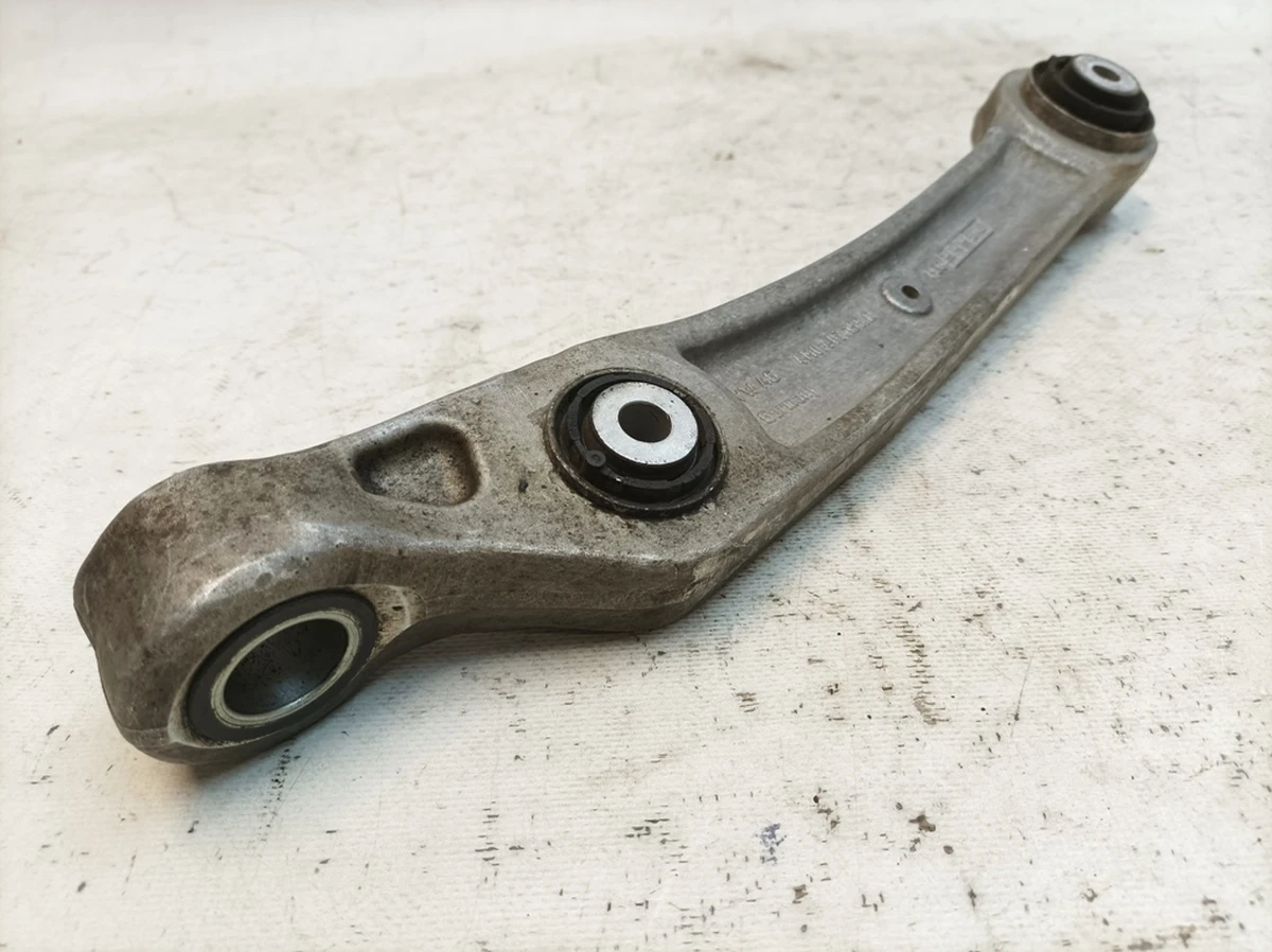 Рычаг несущий левый с поврежденными сайлентблоками Audi Q7 4M0407151H