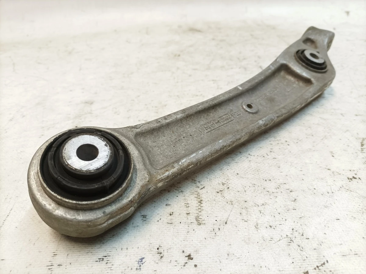 Right carrier arm with damaged silent blocks Audi Q7 4M0407152H