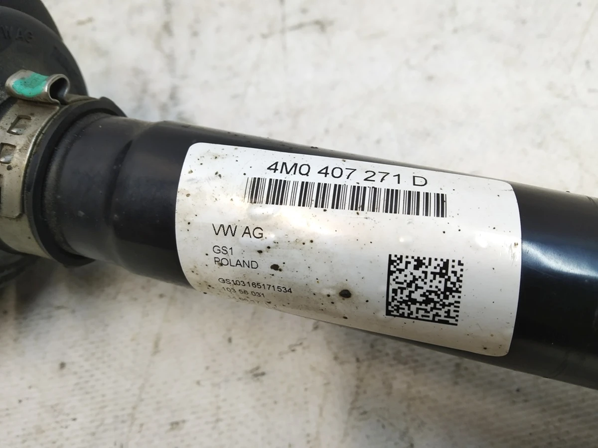 Привідний вал із ШРУСами (напіввісь) передній Tripode Audi Q7 4M0407271D