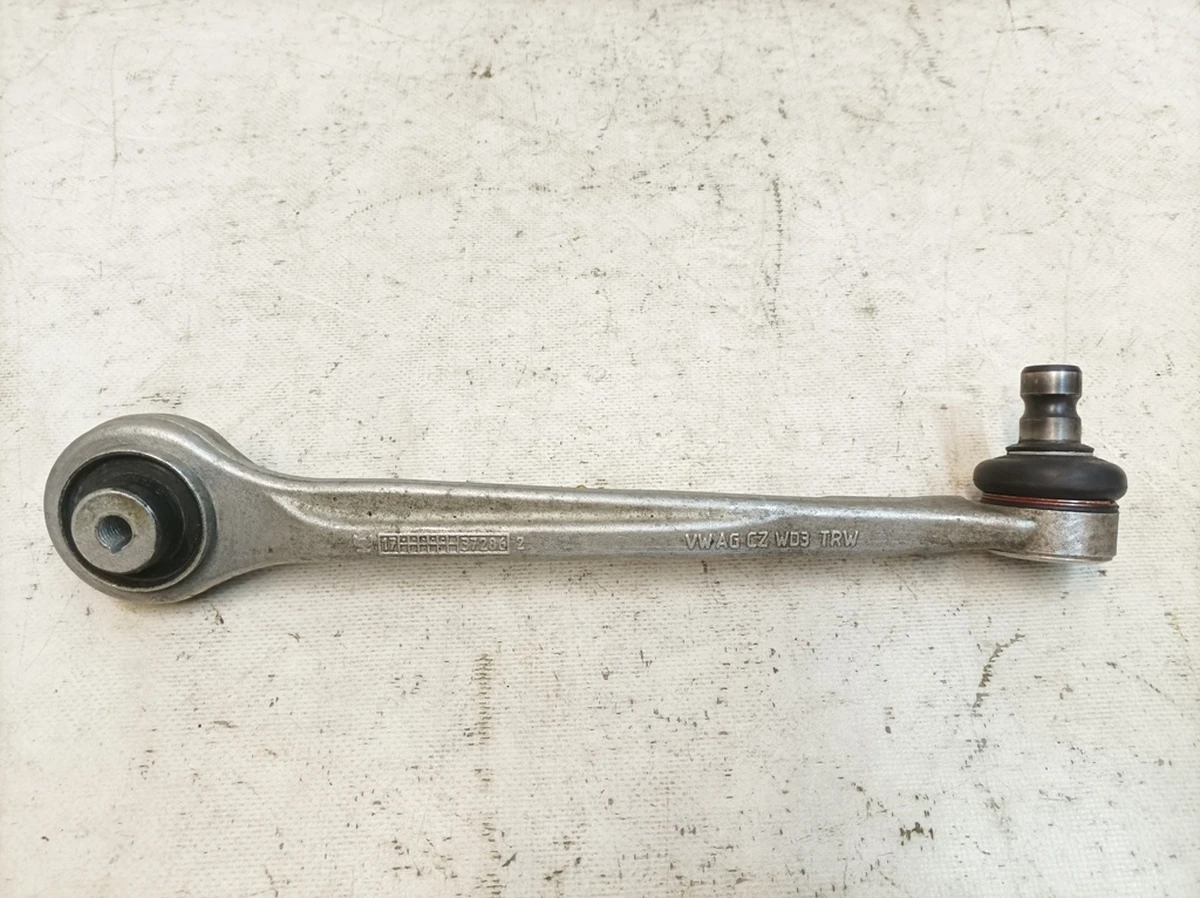 Front suspension arm right upper front with worn silent block Audi Q7 4M0407506B