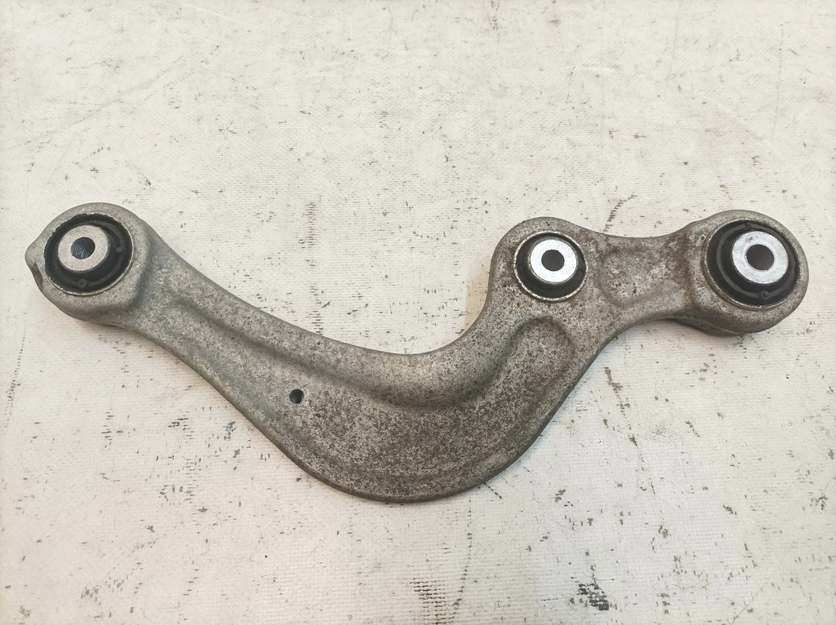 Front upper transverse arm with damaged silent blocks Audi Q7 4M0505323G
