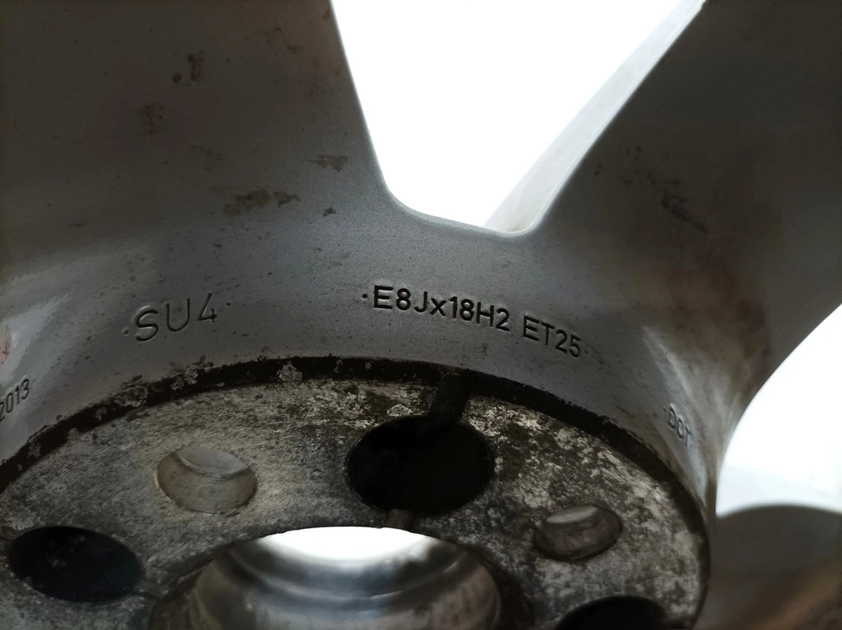 Диск алюминиевый E8Jx18H2 ET25 мелкие царапины Код цвета: 8Z8 Audi Q7 4M0601025A