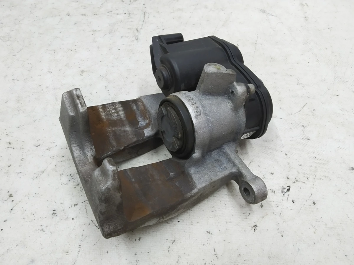 Супорт гальмівний задній лівий з виконуючим електродвигуном без колодок Audi E-tron 4M0615403A