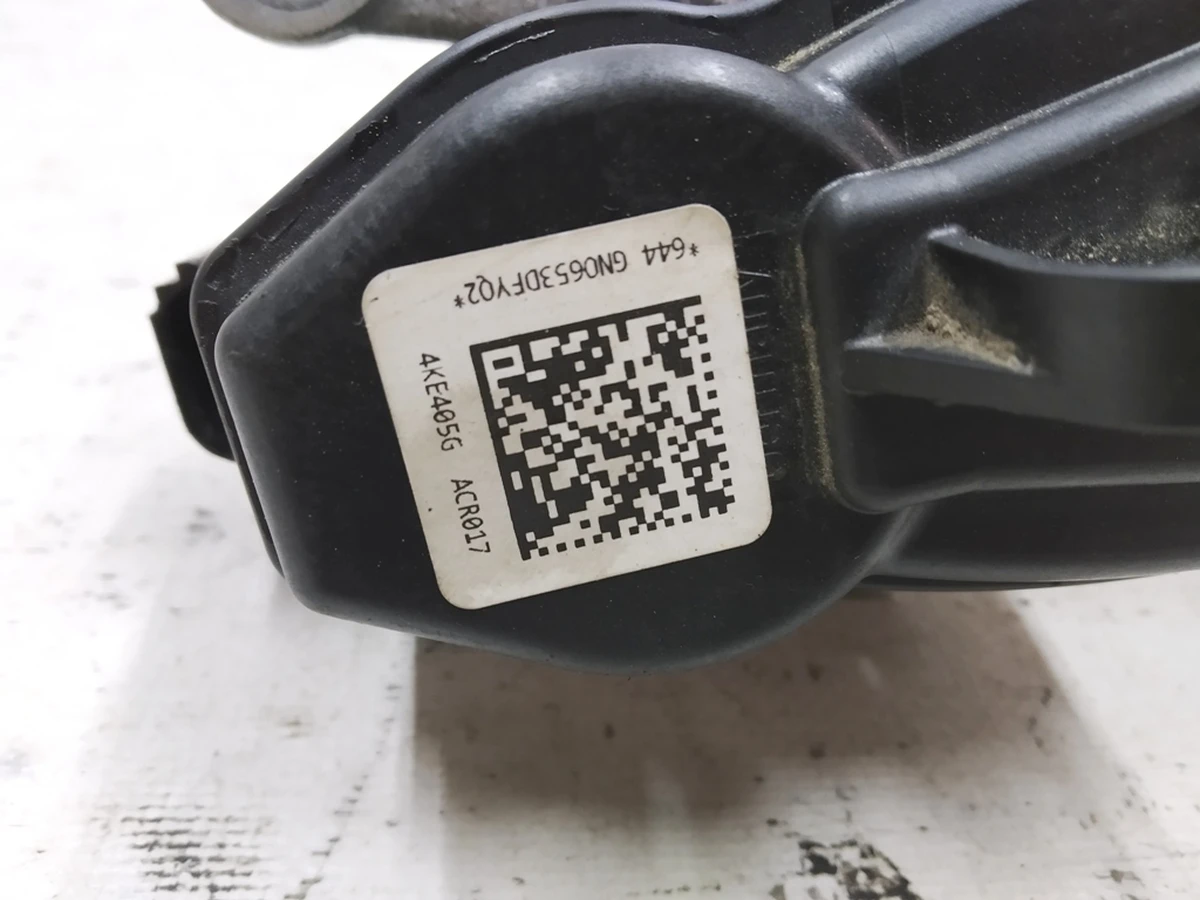 Супорт гальмівний задній лівий з виконуючим електродвигуном без колодок Audi E-tron 4M0615403A