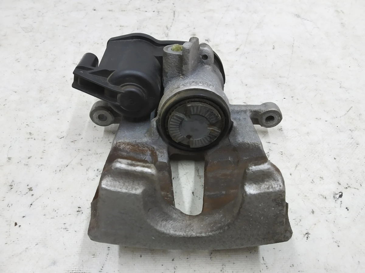 Супорт гальмівний задній лівий з виконуючим електродвигуном без колодок Audi E-tron 4M0615403A