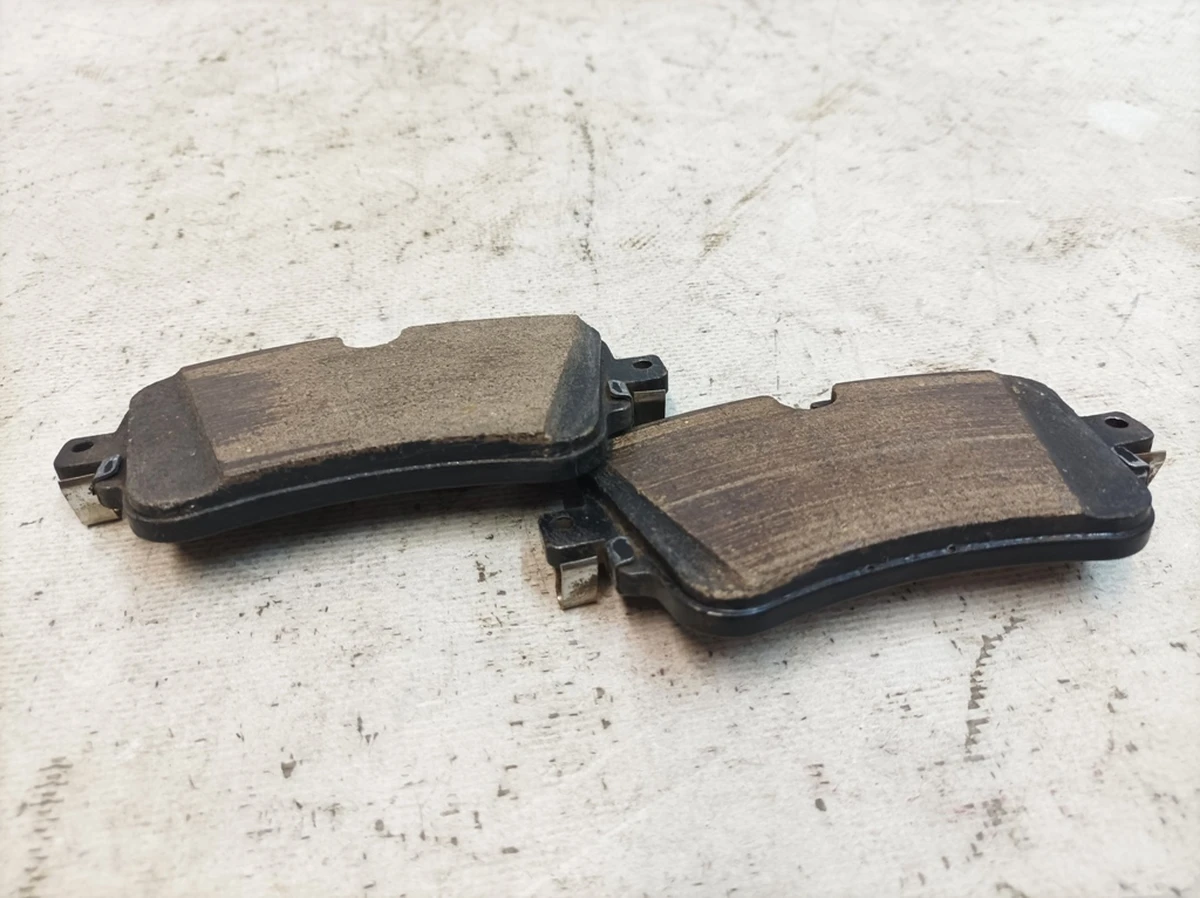 Колодки задні гальмові 5-6mm комплект 2 штуки 4M0415-416AD Audi Q7 4M0698451BM