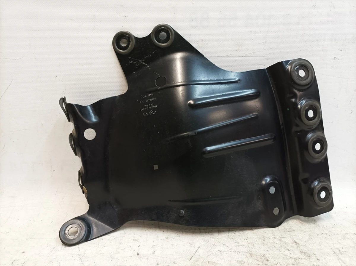 Захисна пластина колісна арка права Audi Q7 4M0803598H