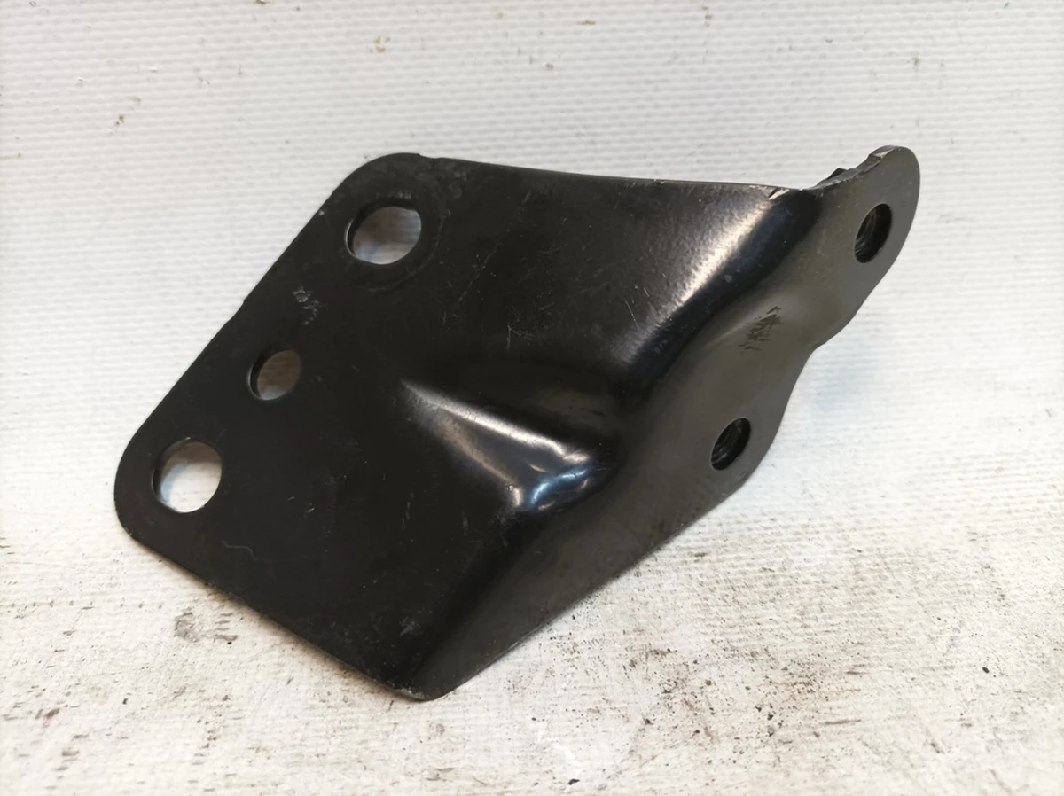 Кронштейн кріплення правий верхній Audi Q7 4M0805252B