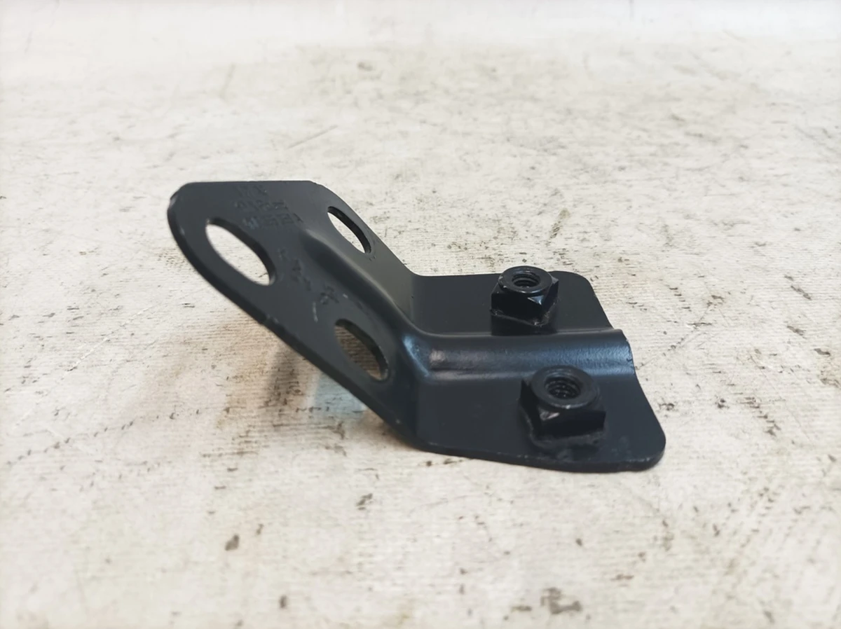 Кронштейн крепления правый нижний Audi Q7 4M0805358A