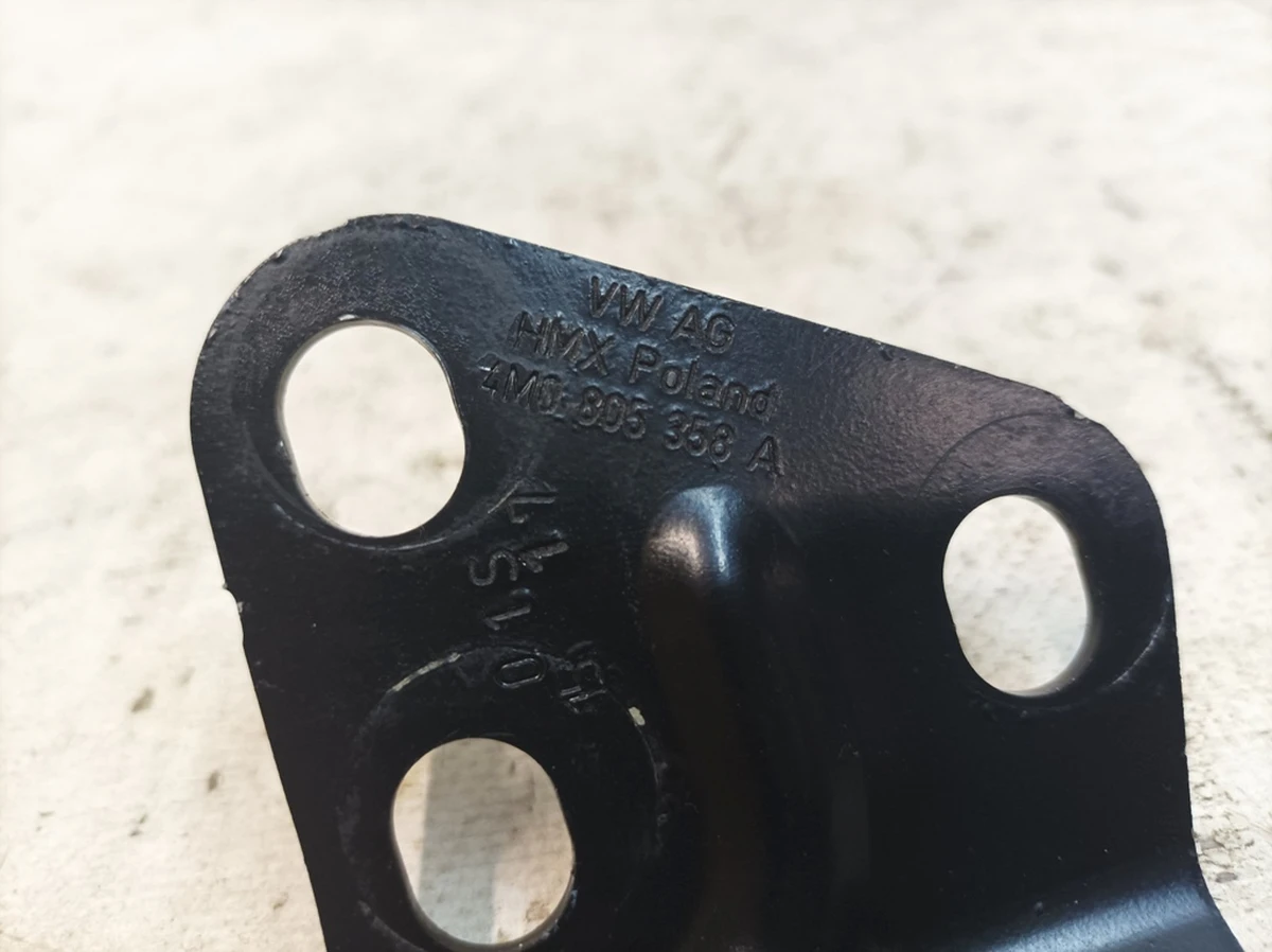 Кронштейн крепления правый нижний Audi Q7 4M0805358A