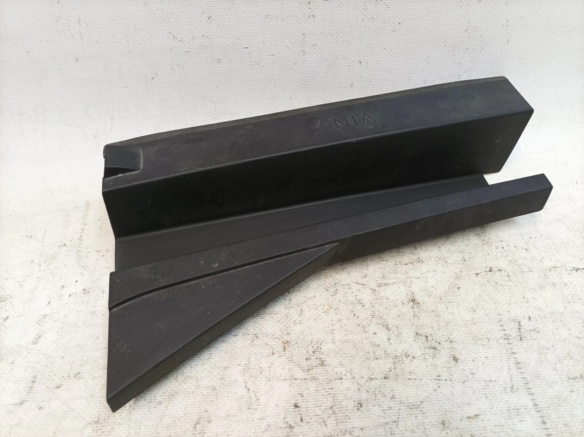 Накладка подкапотного пространства правая Audi Q7 4M0805700A