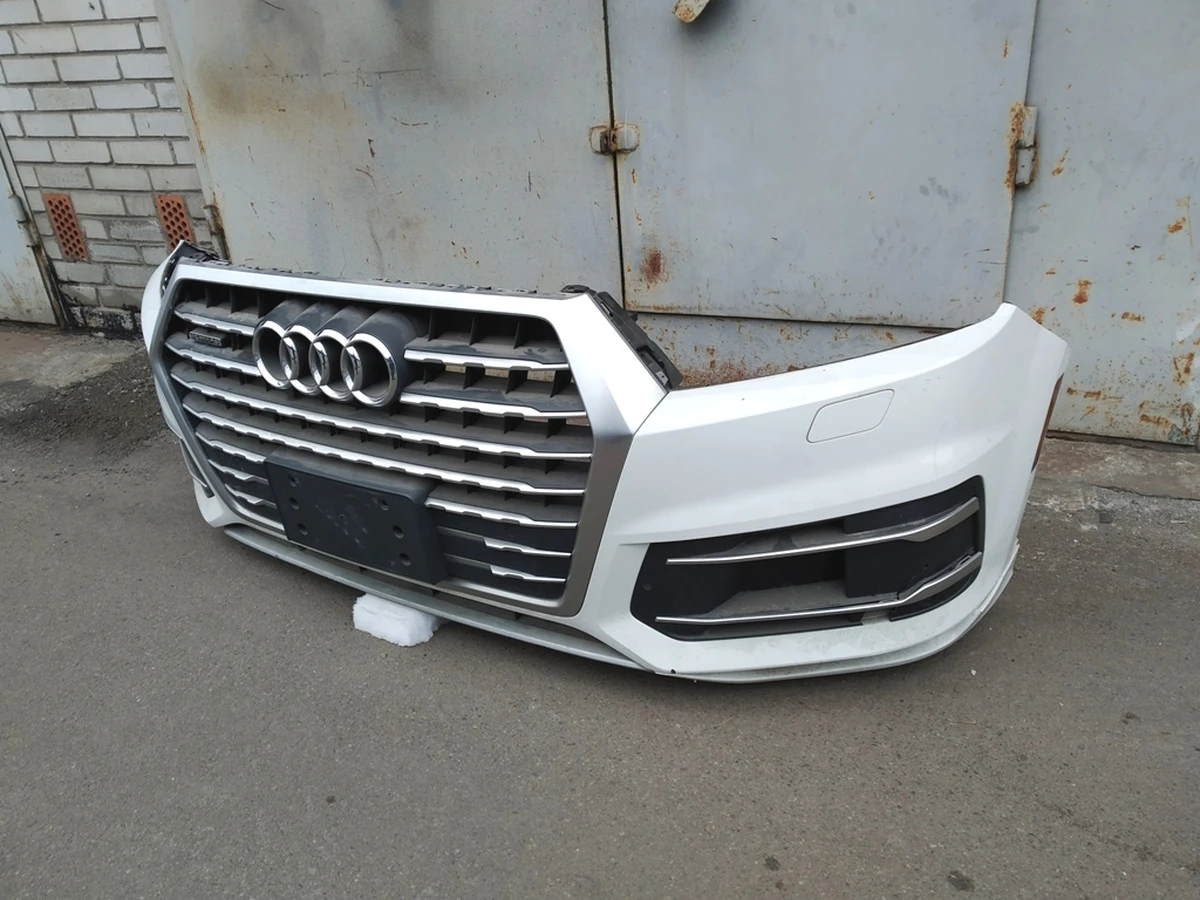 Бампер передній у зборі з решіткою губою та люверсами з пошкодженням Ibis White Audi Q7 4M0807065F