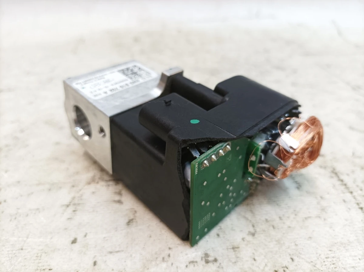 Клапан запірний холодоагенту з пошкодженням Porsche Taycan 4M0816702A