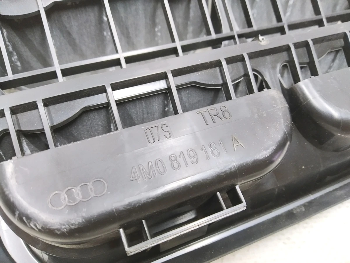 Вентиляционный клапан левый правый Audi E-tron 4M0819181A