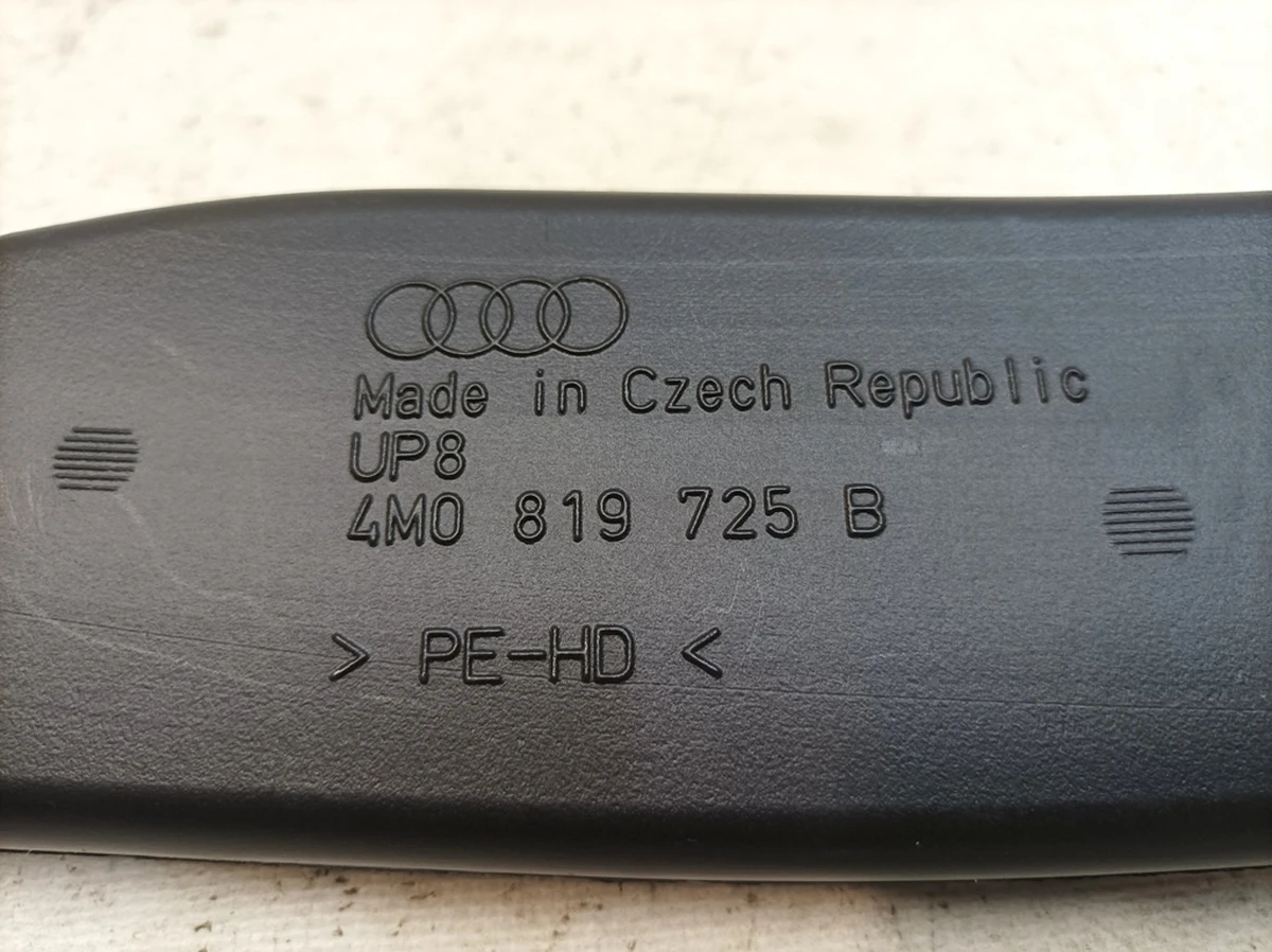 Повітропровід стійки B лівий Audi Q7 4M0819725B
