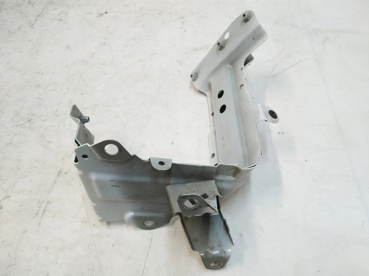 Розпірка кронштейн крила передній правий Audi Q7 4M0821132C