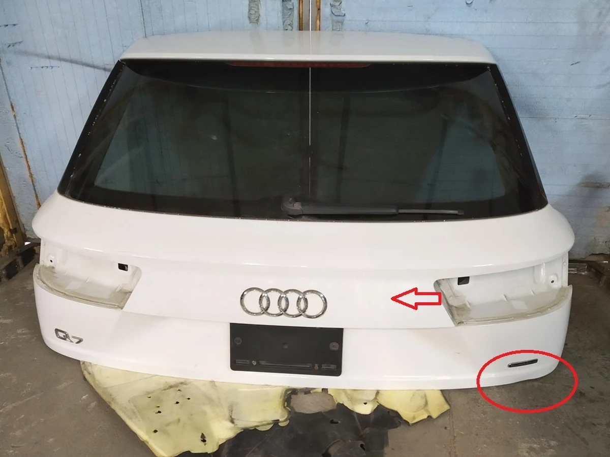 Крышка багажного отсека (ляда) в сборе Ibis White с небольшой вмятиной Audi Q7 4M0827025D