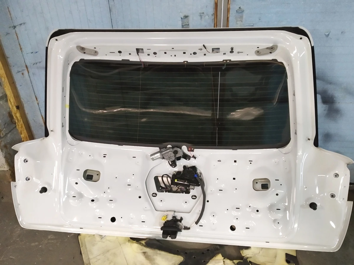 Крышка багажного отсека (ляда) в сборе Ibis White с небольшой вмятиной Audi Q7 4M0827025D