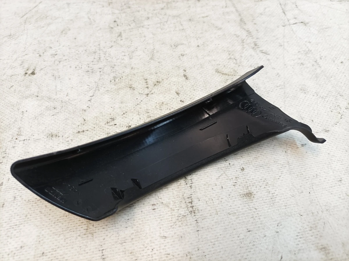 Накладка петлі відкриття багажника права Audi Q7 4M0827280