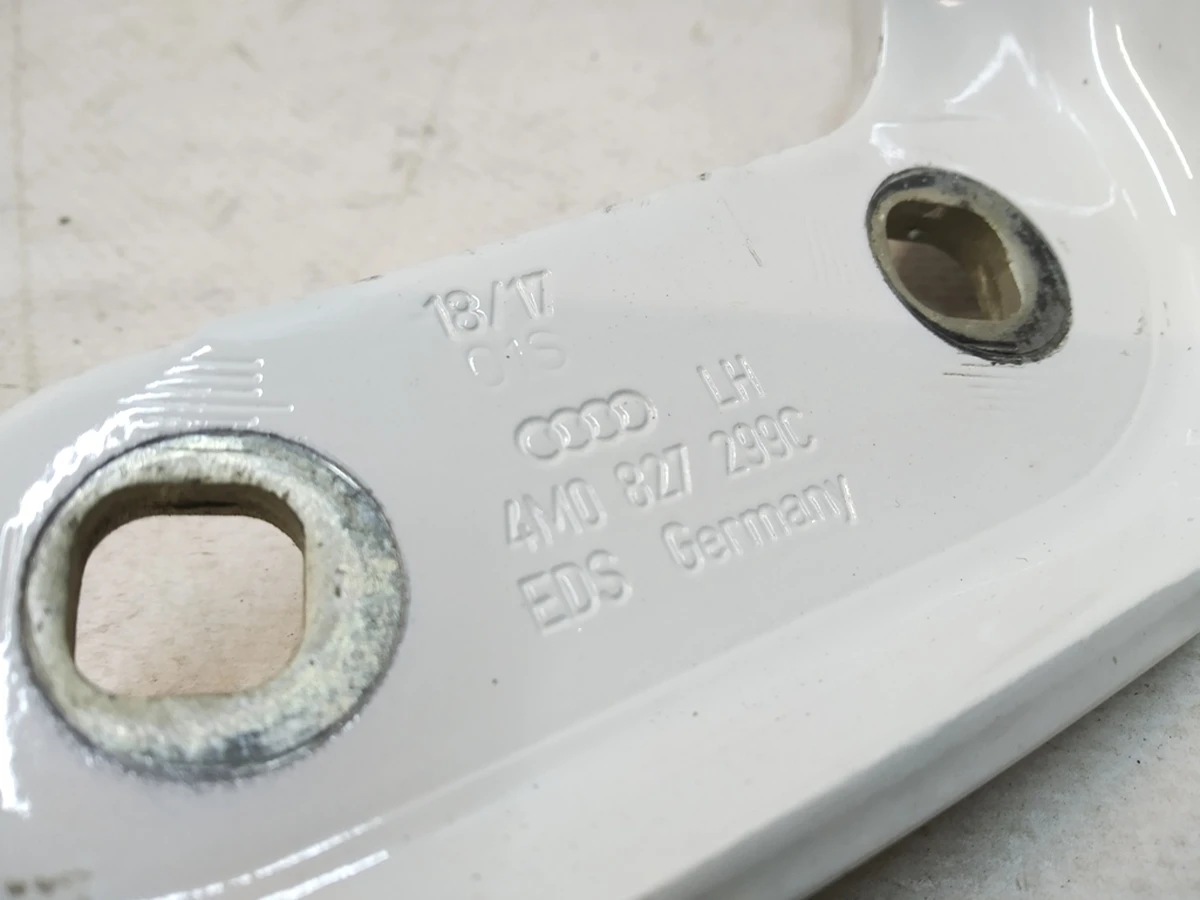 Петля крышки багажника левая Ibis White Audi Q7 4M0827299C