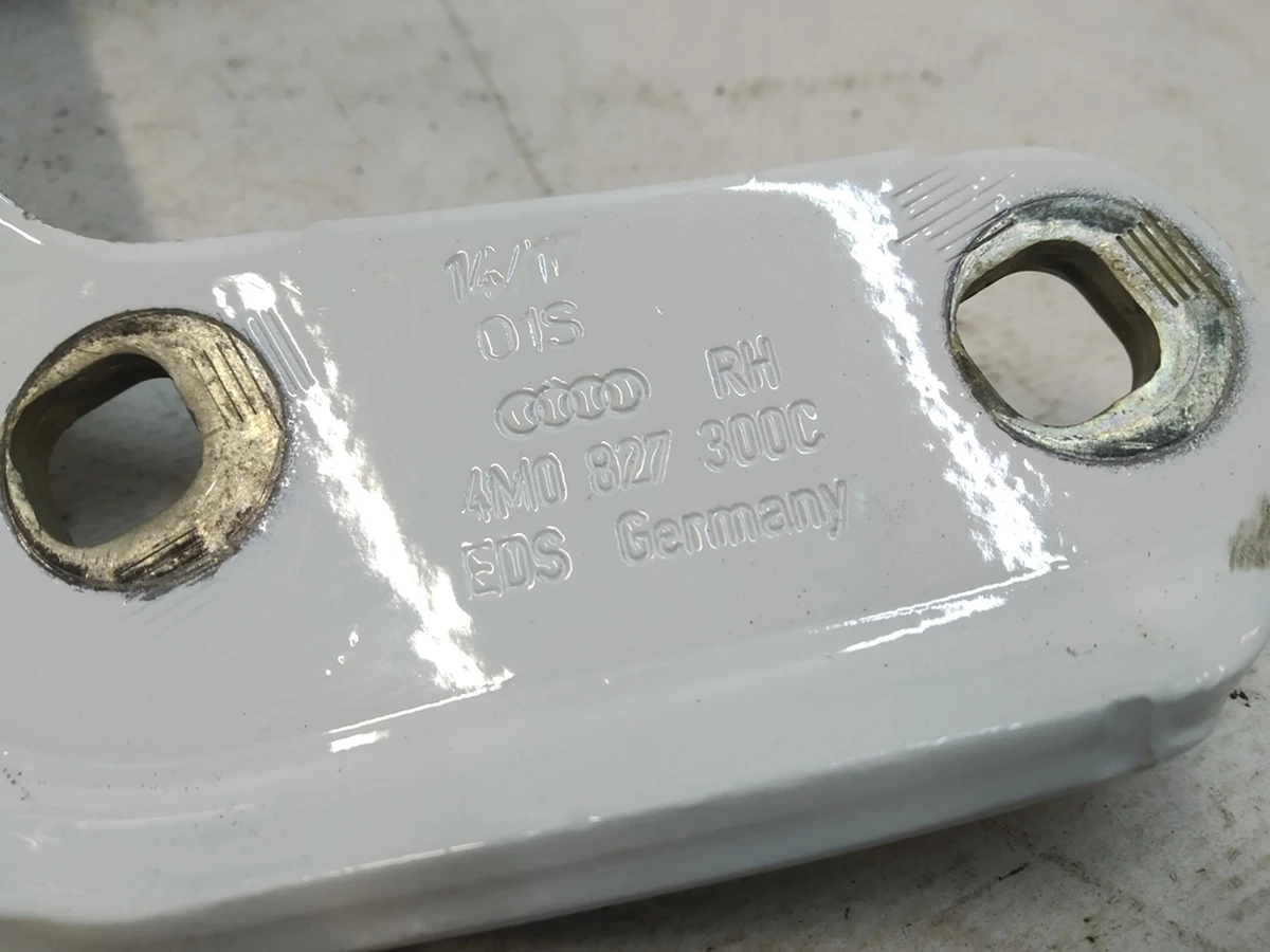 Петля крышки багажника правая Ibis White Audi Q7 4M0827300C