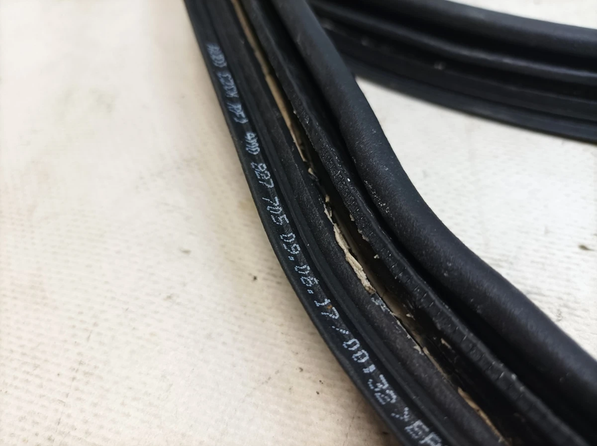 Ущільнювач кришки багажника внутрішній Audi Q7 4M0827705