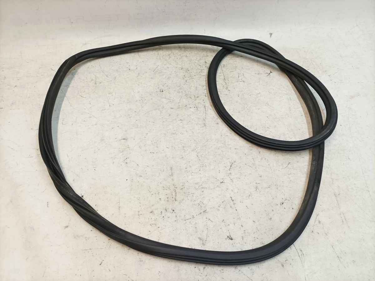 Ущільнювач двері передньої лівий внутрішній правий Audi Q7 4M0831721D