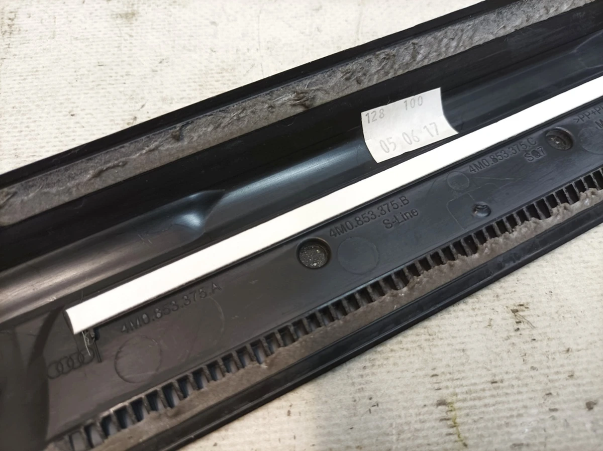 Накладка порога задняя левая наружная с повреждением Audi Q7 4M0853375A