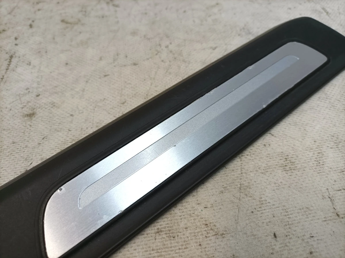 Накладка порога задняя левая наружная с повреждением Audi Q7 4M0853375A