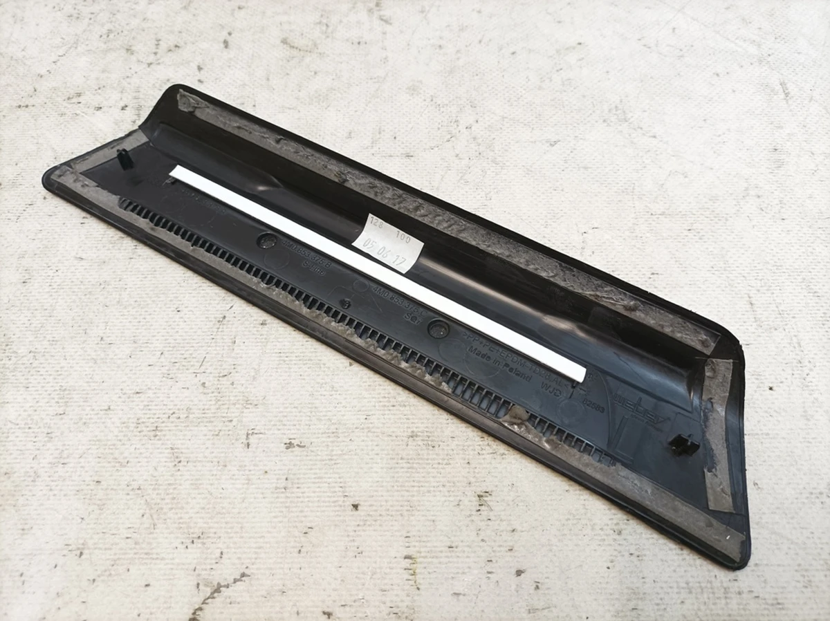 Накладка порога задняя левая наружная с повреждением Audi Q7 4M0853375A